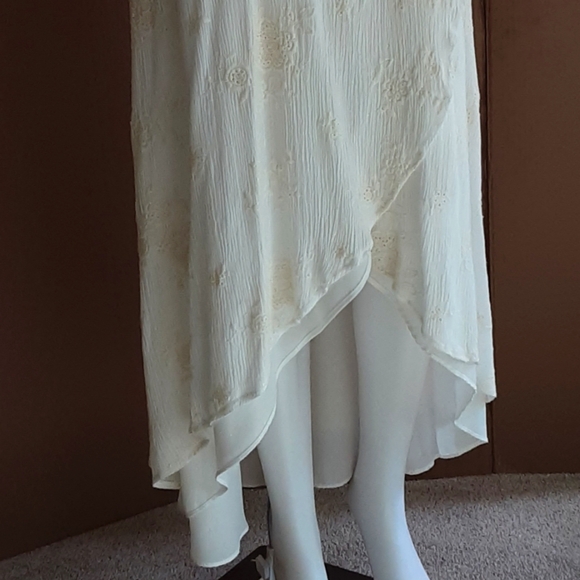 CHELSEA & VIOLET Embroidered Ivory Floral Wrap Hi-low Dress Sz. Large - Picture 3 of 12